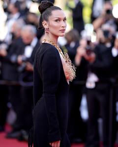 Cannes 2021: फेफड़ों की तरह दिखने वाले नेकलेस को पहन रेड कार्पेट पर उतरीं सुपर मॉडल Bella Hadid, देखते ही रह गए लोग