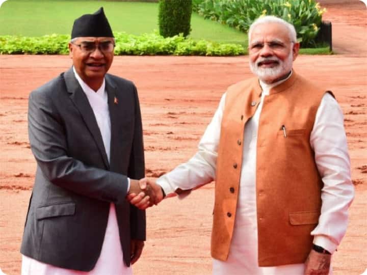 शेर बहादुर देउबा साल 1995 से लेकर 1997 तक और उसके बाद साल 2001 से लेकर 2002 तक फिर साल 2004 से लेकर 2005 तक पीएम रह चुके हैं. प्रधान न्यायाधीश चोलेंद्र शमशेर राणा के नेतृत्व वाली उच्चतम न्यायालय की पांच सदस्यीय संविधान पीठ ने फैसला सुनाते हुए कहा कि प्रधानमंत्री के पी शर्मा ओली की अनुशंसा पर राष्ट्रपति भंडारी का निचले सदन को भंग करने का फैसला असंवैधानिक कृत्य था. इसे वयोवृद्ध कम्युनिस्ट नेता के लिये बड़े झटके के तौर पर देखा जा रहा है, जो समय पूर्व चुनावों की तैयारी कर रहे थे.