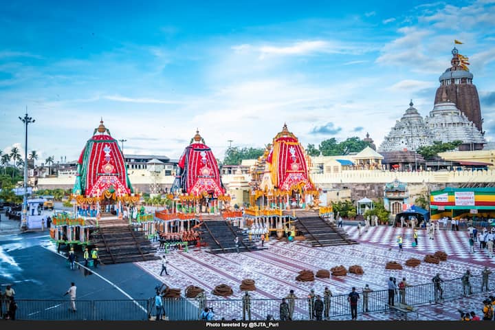 यंदा रथ यात्रेदरम्यान सोशल डिस्टन्सिंग आणि अन्य कोरोना प्रोटोकॉलचं कडक पालन करण्यात येत आहे.