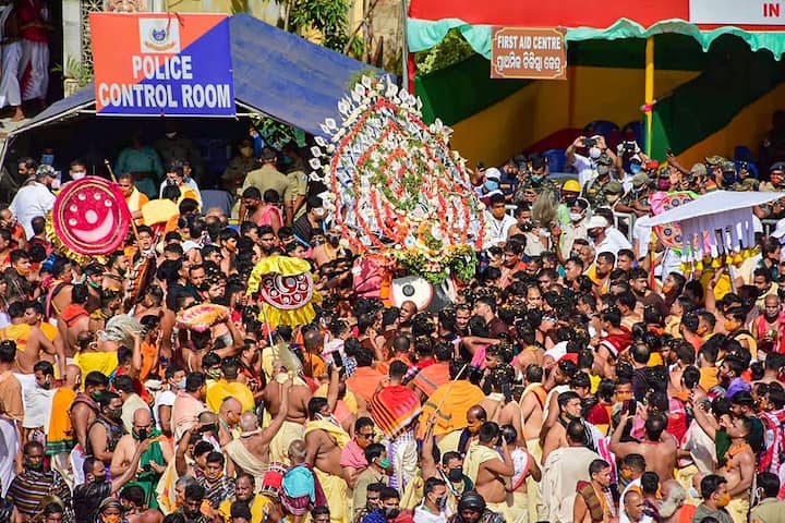 কথিত আছে, সমস্ত ভক্তকুলকে কৃপা করার জন্য প্রভু জগন্নাথদেব মন্দির ছেড়ে বছরে একবার পথে নেমে আসেন। এই রথ হল সচল, গতিময় জীবনের প্রতীক। (ছবি সৌজন্য- PTI)