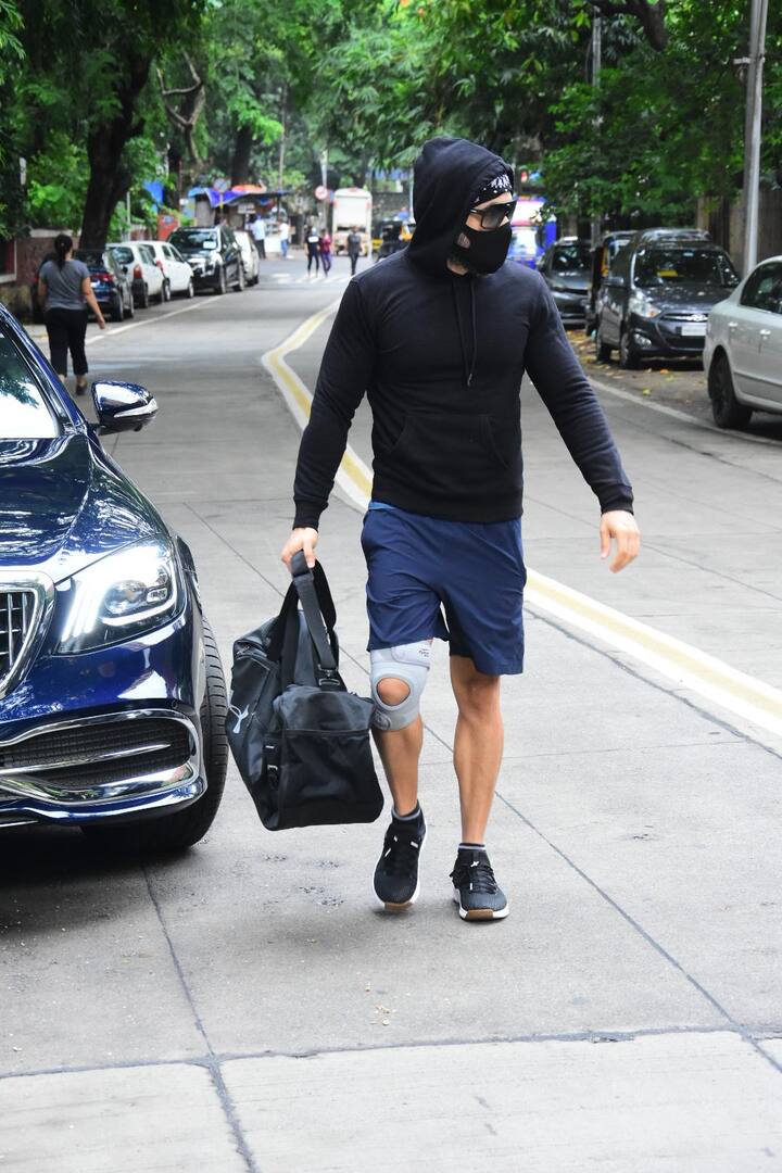 बॉलीवुड अभिनेता इमरान हाशमी रोज की तरह आज जिम पहुंचे. वो पूरी तरह पैक थे.