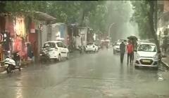 મુંબઈમાં ભારે વરસાદને કારણે પાણી ભરાયા, વિવિધ વિસ્તારોમાં ઘૂંટણસમા પાણી