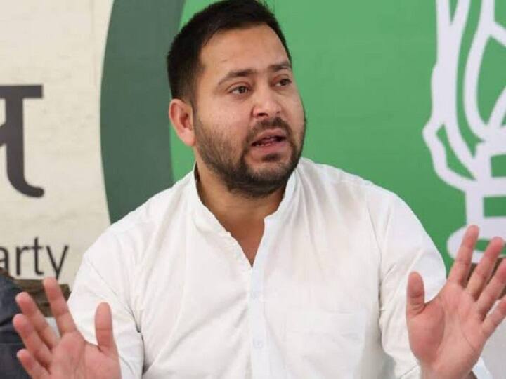 Tejashwi Yadav called Nitish Kumar's public court a 'pretend', said - I meet more people everyday than this ann नीतीश कुमार के जनता दरबार को तेजस्वी ने बताया 'ढोंग', कहा- इससे ज्यादा लोगों से रोज मिलता हूं