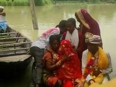 Viral Video: बाढ़-बारिश और उफनती नदी भी दूल्हे को दुल्हनिया ले जाने से नहीं रोक पाई, ऐसे हुई विदाई