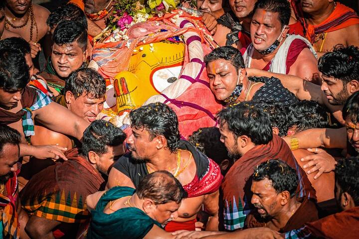 রথযাত্রার দিন অনুষ্ঠানের সূচনা হয় পহণ্ডি দিয়ে৷ মন্দির থেকে শোভাযাত্রা করে জগন্নাথ-বলরাম-সুভদ্রাকে রথে নিয়ে আসাকে স্থানীয় ভাষায় পহণ্ডি বলে৷
