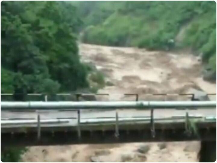 Two persons were reported missing in Kangra district due to heavy rain and  flash floods हिमाचल प्रदेश में भारी बारिश, फ्लैश फ्लड्स के कारण दो लोग लापता