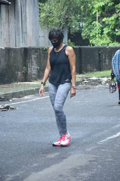 In Pics: पति की मौत के बाद पहली बार घर से निकलीं मंदिरा बेदी, बुरी तरह टूटी और खोई-खोई दिखीं एक्ट्रेस