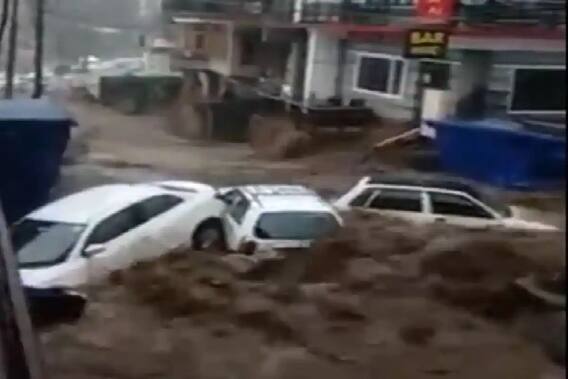હિમાચલના આ શહેરમાં ધોધમાર વરસાદથી પૂરની સ્થિતી, લક્ઝરીયસ કાર રમકડાંની જેમ તણાઈ ને.......જુઓ વીડિયો