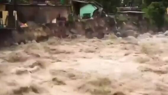 Himachal Pradesh से Uttarakhand तक भारी बारिश, कुदरत के करंट से सहमी धरती | Bharat Ki Baat