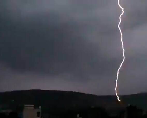 રવિવારે વીજળી પડવાથી 67 વ્યક્તિએ ગુમાવ્યો જીવ, જુઓ વીજળી પડ્યાંનો લાઇવ વીડિયો