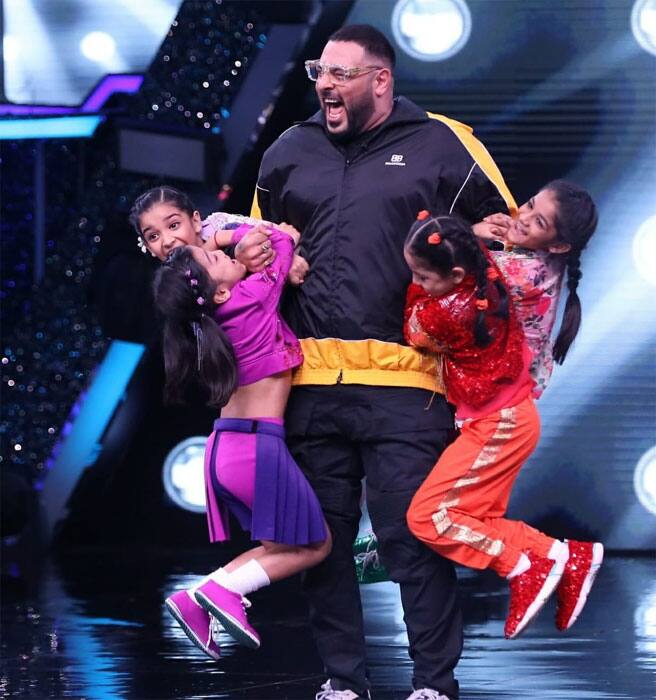 Super Dancer Chapter 4 मेंं पहुंचे रैपर Badshah, शो की जज Shilpa Shetty ने गेंदा फूल पर किया डांस
