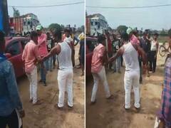 चोरी के आरोप में युवक की बेरहमी से पिटाई, हाथ जोड़कर बख्श देने की लगाता रहा गुहार