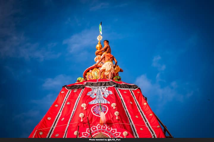 आज 12 जुलै, सोमवारी जगन्नाथ रथयात्रेला सुरुवात झाली आहे. ओडिसातील पुरीमध्ये ही यात्रा निघते.