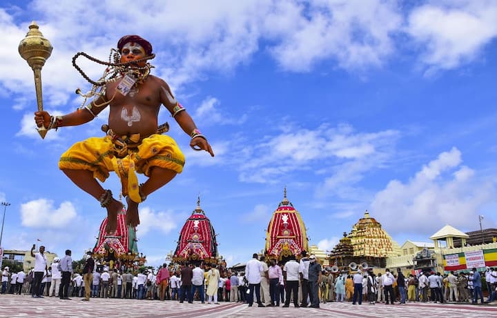 পহণ্ডির পর তিন বিগ্রহকে রথে তোলা হয়। প্রতিবারের মতো এবারও পুরীর রাজা সোনার ঝাঁটা দিয়ে রাস্তা পরিষ্কার করেন৷ এই রীতিকে বলা হয় ছেড়াপহরা৷