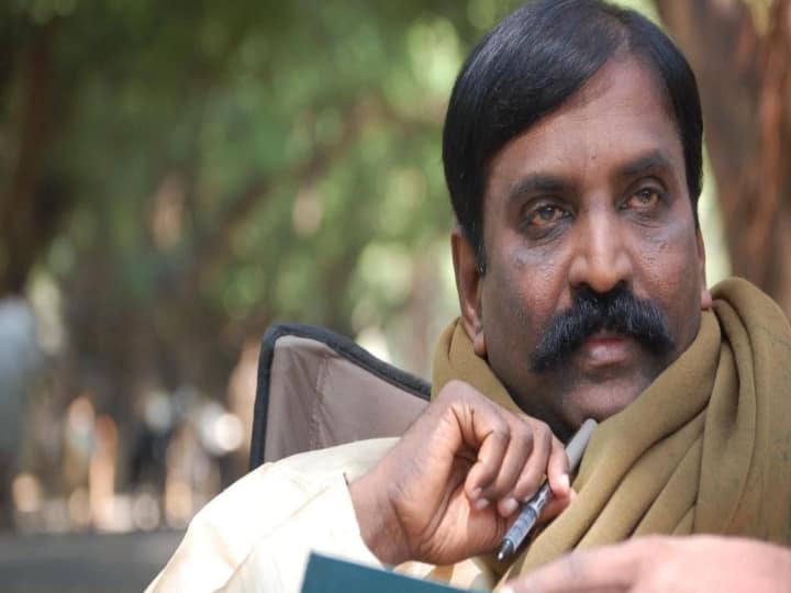 தனது 40 ஆண்டுகால திரைப்பட வாழ்க்கையில் , 7,500 க்கும் மேற்பட்ட பாடல்களையும் கவிதைகளையும் எழுதியுள்ளார்