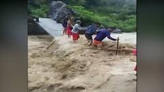 Dehradun Flood : देहरादूनमध्ये जलप्रलय; पाण्याच्या प्रवाहामधून जीव वाचवण्यासाठी काठीचा वापर