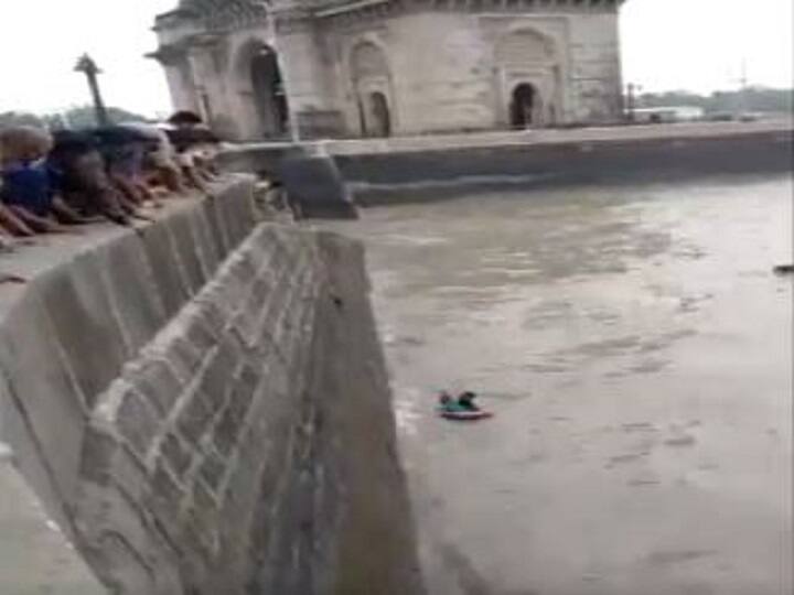 Gateway Of India के पास समुद्र में गिरी महिला, 50 साल के शख्स ने लगाई छलांग और फिर...