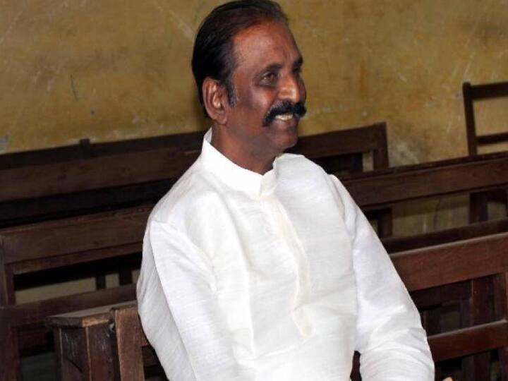 தனது சோபோமோர் ஆண்டில், பத்தொன்பது வயதில், தனது முதல் கவிதைத் தொகுப்பான வைகரை மேகங்கல் ('மேகங்களில் விடியல்') என்ற தலைப்பில் வெளியிட்டார்.