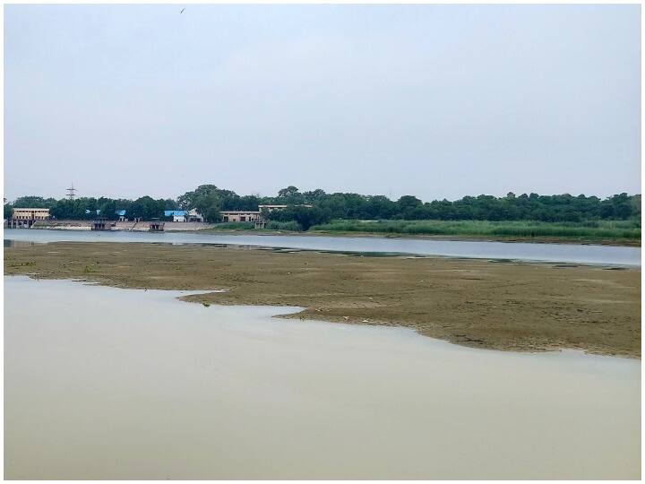 दिल्ली में गहराया जलसंकट, वज़ीरबाद में सूखी यमुना नदी