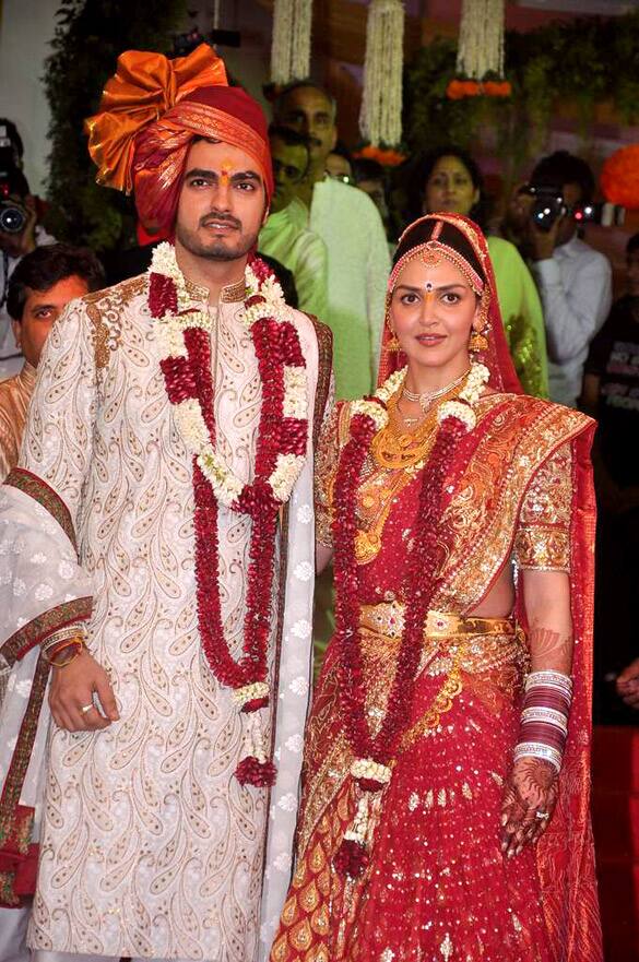 तस्वीरों में आप देख सकते हैं कि शादी में सोने और हीरों के गहनों से लदी ईशा किसी रानी महारानी से कम नहीं लग रही थीं.