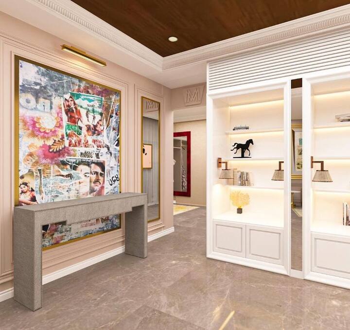 मनीष के पास एक अलग बैठने का कमरा भी है जिसमें खिड़की हैं. कमरे में कुछ सोफे और दीवार पर पेंटिंग की गई है. तस्वीरों को शेयर करते हुए गौरी ने कैप्शन लिखा है, 'एक मजेदार प्रोजेक्ट पर दो क्रिएटिव हेड'..