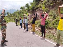 LoC से सटे इलाकों में युवाओं की तकदीर बदलने में जुटी सेना, पढ़े-लिखे नौजवानों को दे रही आर्मी में भर्ती होने की ट्रेनिंग