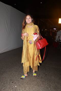 Rashmi Desai Spotted: हॉट लुक की वजह से चर्चा में रहने वाली रश्मि देसाई मां के साथ एयरपोर्ट पर 'देसी लुक' में नज़र आईं, देखें तस्वीरें