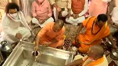 CM Yogi ने की बाबा विश्वनाथ मंदिर में पूजा-अर्चना