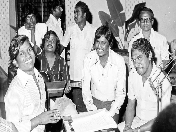 நிழல்கள்  படத்திற்காக இயக்குநர் பாரதிராஜாவிடம் பாடலாசிரியராக தனது முதல் பாடலை எழுதினார் 