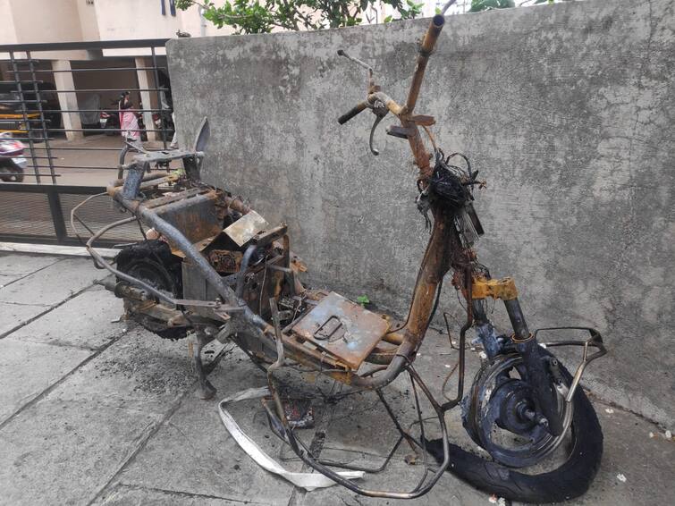 Be careful when using an electric bike! Terrible explosion of electric bike in Nashik Electric bike | इलेक्ट्रिक दुचाकी वापरताना सावधान! नाशिकमध्ये इलेक्ट्रिक बाईकचा भयंकर स्फोट