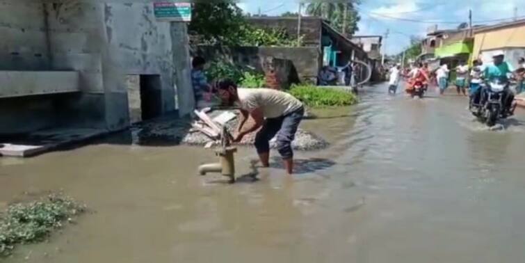 Malda nayatol area's residents are facing road water logging problem Malda : ১৫ বছর ধরে রাস্তায় জমা জলের সমস্যায় মালদার তুলসীহাটা নয়াটোল এলাকার বাসিন্দারা