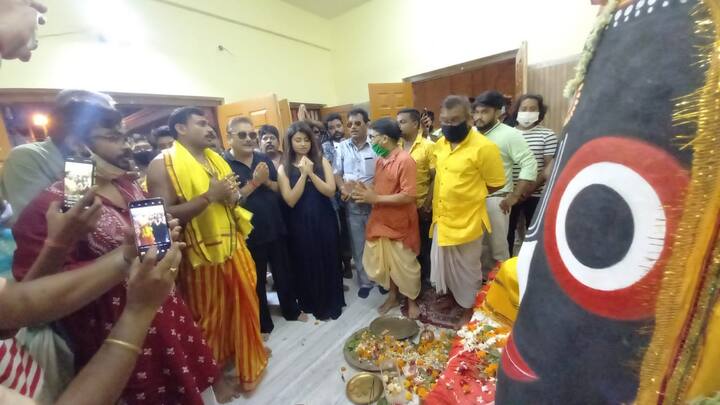 আজ বিপত্তারিণী পুজো। হুগলির মাহেশে বিপত্তারিণী পুজো দিলেন মদন মিত্র।