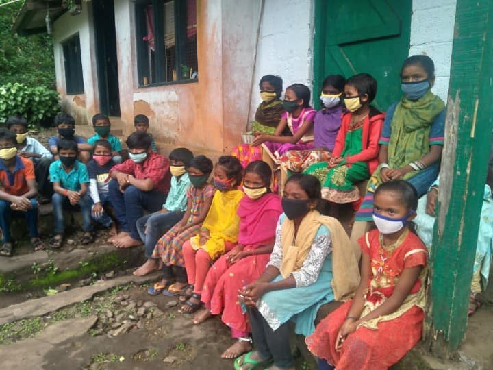 பள்ளிக்கூடமாக மாறிய சமுதாயக்கூடம் ; ஆசிரியர்களாக மாறிய பட்டதாரிகள்..!