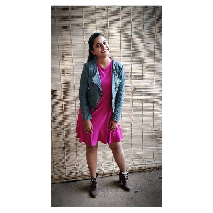 त्यावरून judge करण्याचा, त्याबद्दल घाणेरड्या चर्चा आणि gossip करण्याचा सुद्धा ज्याचा त्याचा choice! पण यानिमित्ताने सांगावसं वाटतं...ब्रा, ब्रेसीयर (अंतर्वस्त्रा)चा चार लोकांसमोर किंवा social media वर तरी येताना वापरण्याचा, न वापरण्याचा, अश्लीलतेचा, त्या स्त्रीच्या संस्कारांचा, बुद्धिमत्तेचा आणि तिच्या image चा जो काही संबंध जोडला जातो त्यासाठी स्त्रियांना त्यांच्याच शारीरिक स्वातंत्र्यासाठी अजून किती struggle करायचाय हे लक्षात येतं, असं हेमांगीनं म्हटलं आहे. आणि गंमत म्हणजे या चर्चा करणाऱ्यांमध्ये पुरुषांपेक्षा स्त्रियाच जास्त अग्रेसर असतात. पुरुष निदान त्याची मजा घेऊन गप्प बसतात पण स्त्रिया स्वतः त्यातून जात असताना ही खालच्या स्तराला जाऊन चर्चा करून कुठलं पदक मिळवतात कुणास ठाऊक, असा टोला तिनं लगावला आहे. (photo courtesy : FB/Hemangi Kavi)