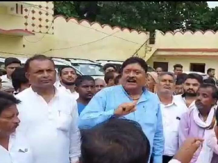 Former sp MLA Ram Pratap Singh threaten and abuse police over Block Pramukh Chunav in gonda uttar pradesh ann ब्लॉक प्रमुख चुनाव में प्रत्याशी की हार से बौखलाए पूर्व सपा विधायक, बोले- पुलिसकर्मियों को सिखाएंगे सबक