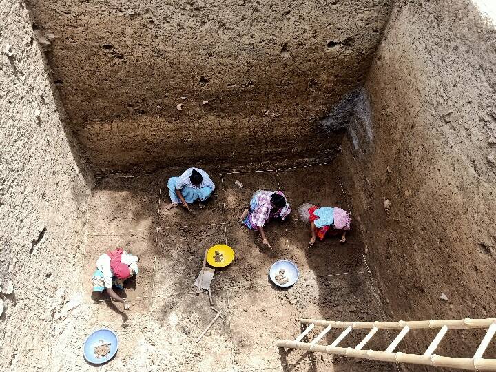 கீழடியில் 7-ம் கட்ட அகழாய்வுப் பணியின் தொடர்ச்சியாக அகரம் பகுதியில் நடைபெறும் அகழாய்வு.