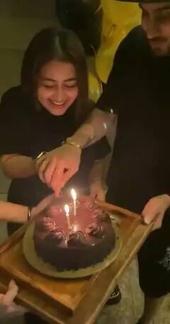 Neha Kakkar on Instagram: ইনস্টাগ্রামে ৬০ মিলিয়ন ফলোয়ার, রোহনপ্রীতের সঙ্গে কেক কেটে উদযাপন নেহার