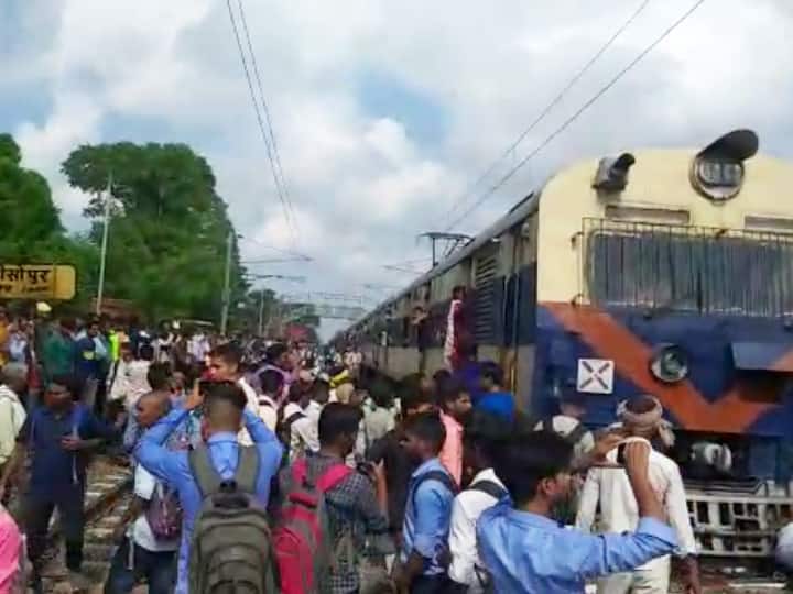 Patna: Passengers created ruckus on demand to increase local train, up and down line operations stalled पटनाः लोकल ट्रेन बढ़ाने की मांग को लेकर यात्रियों ने किया हंगामा, अप और डाउन लाइन पर परिचालन ठप