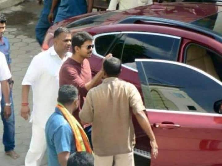 டொயோட்டா காரை  விஜய் தனது தினசரி தேவைகளுக்காக  பயன்படுத்துகிறார்