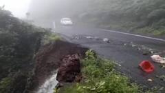 सिंधुदुर्ग-कोल्हापूरला जोडणारा करूळ घाटातील रस्ता खचला