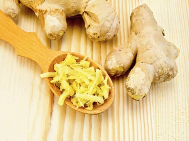 Health Tips benefits of eating raw ginger good for stomach Health Tips : कच्चे आले आहे आरोग्यासाठी गुणकारी, जाणून घ्या याचे फायदे
