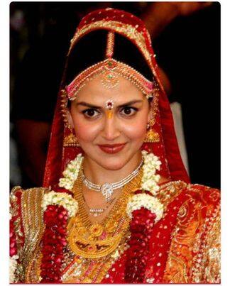 ईशा ने शादी के जोड़े पर भले ही सेलेब्स के बजट के हिसाब से थेड़ा कम खर्च किया हो लेकिन गहनो पर ईशा ने हद से ज्यादा खर्चा किया था.