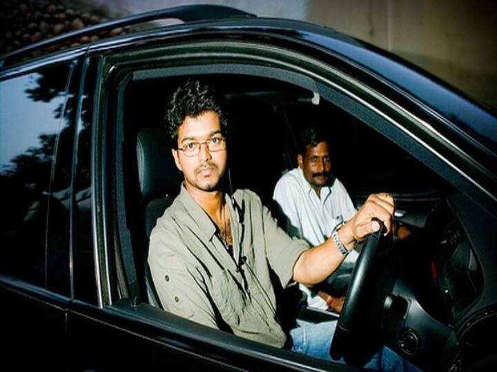 தேர்ந்தெடுக்கப்பட்ட விருது விழாக்கள் மற்றும் பொது நிகழ்ச்சிகளுக்கு தனது சொகுசு காரைப் பயன்படுத்துவார்