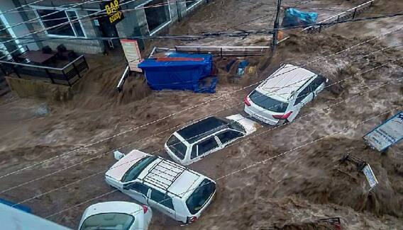 ધર્મશાલામાં જળબંબાકારની સ્થિતિ, આ રીતે ધસમસતા પ્રવાહમાં તણાઇ કાર, જુઓ લાઇવ વીડિયો