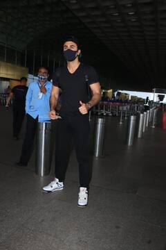 Airport Spotted: लव रंजन की फिल्म की शूटिंग के लिए मुंबई से दिल्ली रवाना हुए रणबीर कपूर, देखिए एयरपोर्ट की तस्वीरें