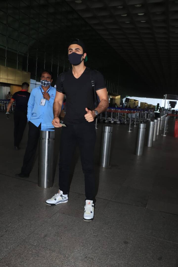 रणबीर कपूर आज मुंबई से दिल्ली के लिए रवाना हुए.