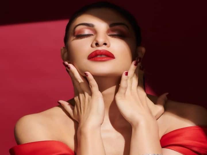 சினிமா துறையில் பணியாற்றுவதற்கு முன்பு தொலைக்காட்சி நிருபராக பணியாற்றினார்.