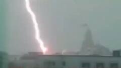 દ્વારકા જગત મંદિર પર પડી વીજળી, ધ્વજાના સ્તંભને થયું નુકસાન, જુઓ વિડીયો