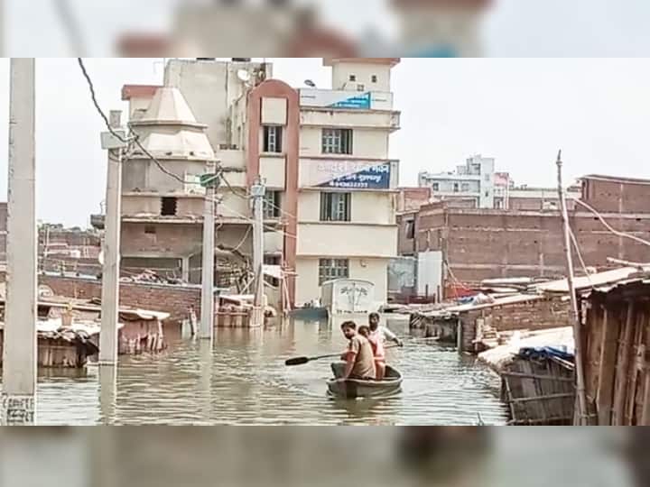 Bihar Flood Effect Police station submerged Muzaffarpur due to flood people reached by boat for FIR and complaint ann Bihar Flood Effect: मुजफ्फरपुर में बाढ़ के पानी से थाना डूबा, FIR और शिकायत के लिए नाव से पहुंच रहे लोग