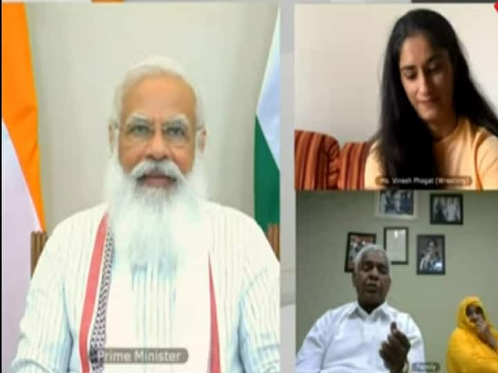 PM Modi asked the family of wrestler Vinesh Phogat Which millet flour do you feed your daughters PM मोदी ने पहलवान विनेश फोगाट के परिवार से पूछा, 